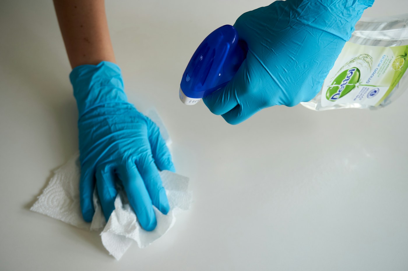 Lavage d’un sol clair dans un intérieur