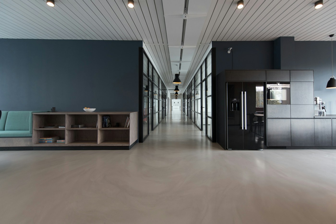 Hall d’immeuble lumineux aux lignes épurées